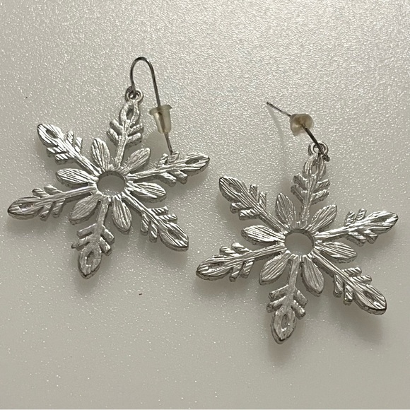 Lot of 2 Christmas Tree and Snowflake Dangle Rhinestone Earrings - Picture 3 of 15